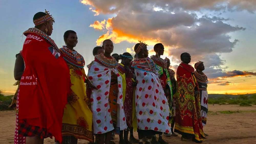 এই গ্রামে রয়েছে স্কুল-সহ জীবনধারণের অন্যান্য প্রয়োজনের উপকরণও। পাশাপাশি, নতুন প্রজন্মকে জীবনের সাদা-কালো দিকগুলিকেও চিনিয়ে দেন। যাতে, পরের প্রজন্মদের মেয়েদের আর নির্যাতিতা হতে না হয়। উমোজা উয়াসো গ্রামের স্কুলে পড়তে আসতে পারে পড়শি গ্রামের শিশুরাও।