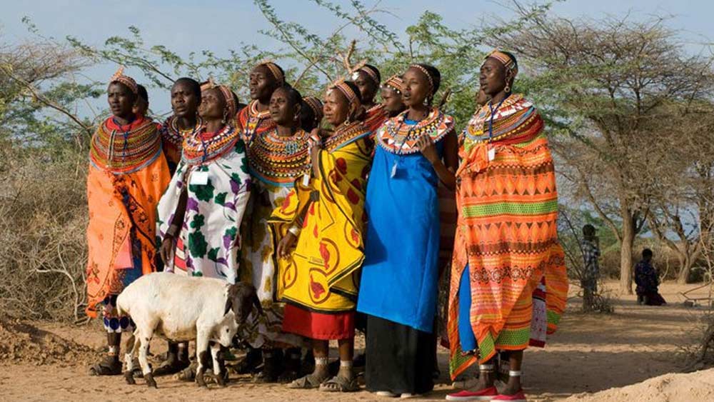 সম্বুরু সমাজে বিভিন্ন সময়ে অন্তত দেড় হাজার মহিলা নিজেদের দেশের এবং বিদেশি সেনাবাহিনীর হাতে ধর্ষিতা হয়েছেন। তাঁদের আর ফিরিয়ে নেয়নি পরিবার। স্বামীর অনেক স্ত্রী থাকলেও ধর্ষিতা স্ত্রীকে ঘরে জায়গা দেয়নি স্বামী।