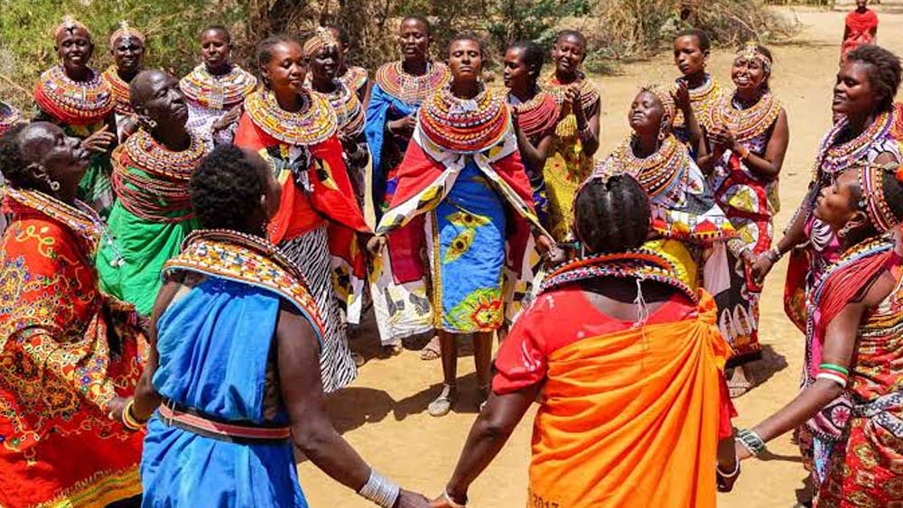 সমাজে ব্রাত্য মেয়েদের এই নতুন ঠিকানা মেনে নিতে পারেনি সম্বুরু পুরুষেরা। প্রতিরোধ এসেছে প্রতি ধাপে। গ্রামে ঢুকেও রেবেকার উপর নির্বিচার প্রহার চালিয়েছিল তাঁর স্বামী। কিন্তু কোনও ভাবেই মেয়েদের নতুন বাসা ভাঙা যায়নি। প্রতিবাদী রেবেকা এবং তাঁর সঙ্গিনীদের লড়াইয়ে অবশ্য পাশে থেকেছে কেনিয়া সরকার।