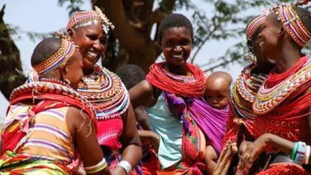 উমোজা উয়াসো গ্রামের বাসিন্দারা কিন্তু বিচ্ছিন্ন দ্বীপের মতো থাকেন না। তাঁরা আশেপাশের গ্রামে যান বিভিন্ন কাজে। যেখানেই যান, স্বীকৃতি স্বরূপ আদায় করেন কুর্নিশ। শুধু নিজেদের চৌহদ্দিতে এই সম্মান সীমাবদ্ধ নয়। ২০০৫ সালে এই গ্রামের প্রতিষ্ঠাতা রেবেকা লোলোসোলি স্বীকৃতি পান রাষ্ট্রপুঞ্জেও।