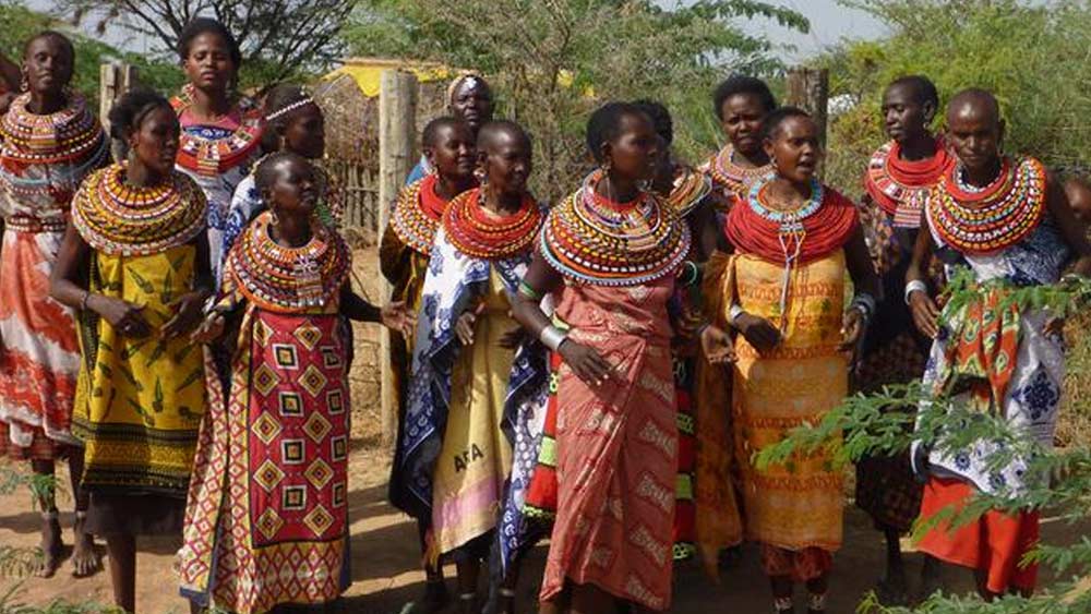 উমোজা উয়াসো গ্রামে মাটি আর গোবরের কুঁড়েঘরগুলি আজ সমাজ-খেদানো মেয়েদের নিরাপদ আশ্রয়। সেখানে তাঁরা আজ নিজেদের মতো করে বাঁচেন। মায়েদের সঙ্গে নতুন দিনের স্বপ্ন দেখে তাঁদের এইচআইভি পজিটিভ নিরপরাধ সন্তানেরাও।
(ছবি: সোশ্য়াল মিডিয়া)