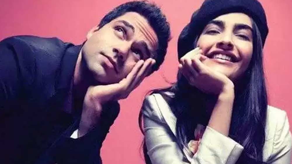 আজ থেকে কয়েক বছর আগে মেয়ে সোনম কপূরকে লঞ্চ করার জন্য মরিয়া ছিলেন অনিল কপূর। ২০১০ সালে মুক্তি পায় ‘আয়শা’। এই ছবির নায়িকা ছিলেন সোনম কপূর। নায়কের ভূমিকায় অভিনয় করেছিলেন অভয় দেওল। ছবির তিন জন প্রযোজকদের মধ্যে ছিলেন অনিল কপূরের আর এক মেয়ে রিয়া এবং অনিল নিজে।