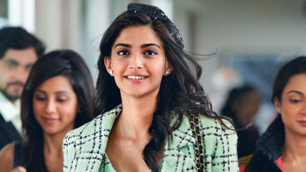 অভিনেতার বক্তব্য, তাঁর মনে হয়েছিল, এটা কোনও ছবিই নয়। বরং, দু’ঘণ্টার ফ্যাশন শো হচ্ছে। তাঁর অভিযোগ, ছবির অন্যান্য দিকের তুলনায় সবথেকে বেশি গুরুত্ব দেওয়া হয়েছিল সোনমের পোশাক, হেয়ারস্টাইল আর মেকআপের দিকে।