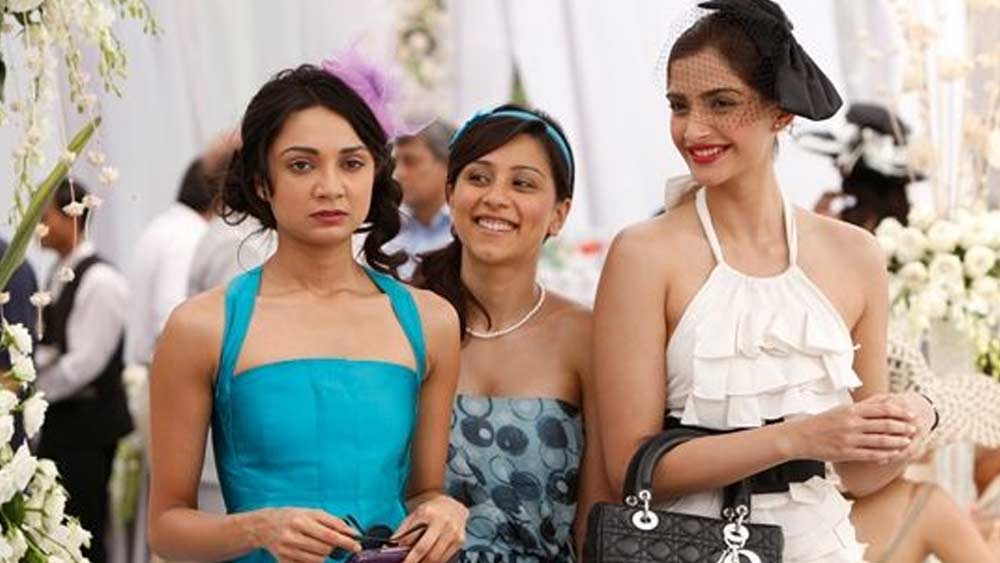 অভয়ের দাবি, এই ছবি থেকে তিনি পারিশ্রমিক পেয়েছিলেন ২০ লাখ টাকা। কিন্তু তার থেকে কয়েক গুণ বেশি টাকা নাকি খরচ করা হয়েছিল সোনমের মেক আপ আর হেয়ারস্টাইলের জন্য।