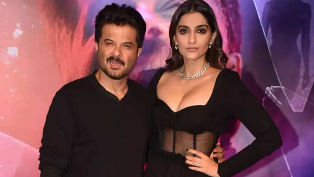 ছবিটি করার পর অভয়ের মনে হতে থাকে তাঁকে অনিল ঠকিয়েছেন। তিনি প্রকাশ্যে অনিলের নামে তোপ দাগেন। ছেড়ে কথা বলেননি অনিলও।