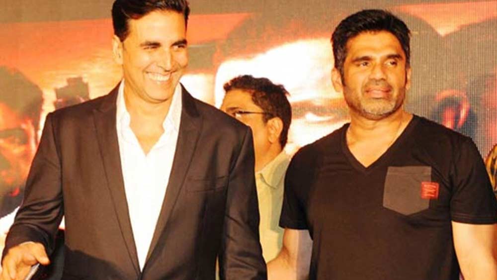 এর আগে অনিল অনেক নায়কের সমালোচনা করেছেন। অক্ষয় কুমার এবং সুনীল শেট্টিকে তিনি অর্ধেক নায়ক বলেছিলেন। তাঁর মনে হত, তাঁরা অভিনেতা নন, বরং দু’জন কুস্তিগীর। কিন্তু তাঁরা কেউই সে ভাবে কিছু বলেননি।