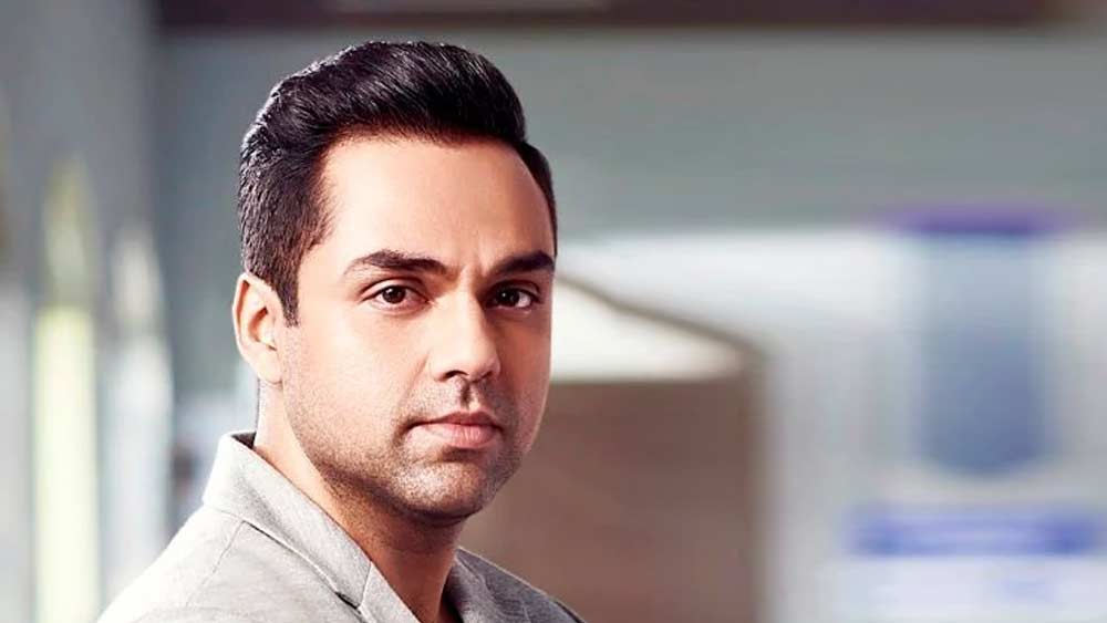 উচিত কথা বলতে অভয়ের মুখে কোনও দিনই আটকায় না। এই স্বভাবের জন্য ইন্ডাস্ট্রিতে অনেকেই তাঁর থেকে দূরে সরে গিয়েছেন। তাঁর কেরিয়ারও এর মাসুল দিয়েছে।