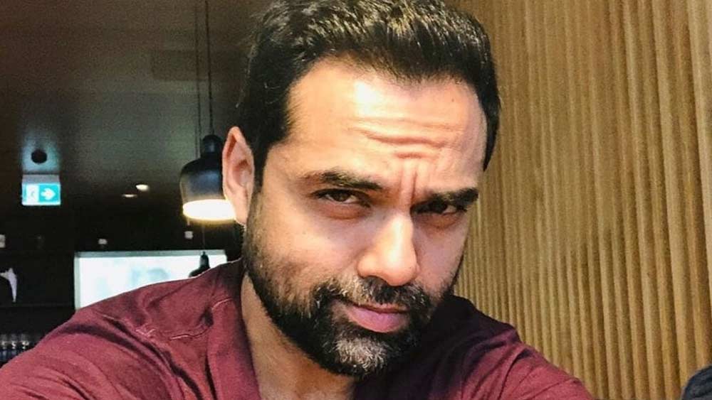 কিন্তু চলচ্চিত্র সমালোচকদের মত, ইন্ডাস্ট্রিতে সমসাময়িক নায়কদের থেকে এগিয়ে থাকা অভয়ের অভিনয়-প্রতিভার যোগ্য মূল্যায়ন হয়নি।