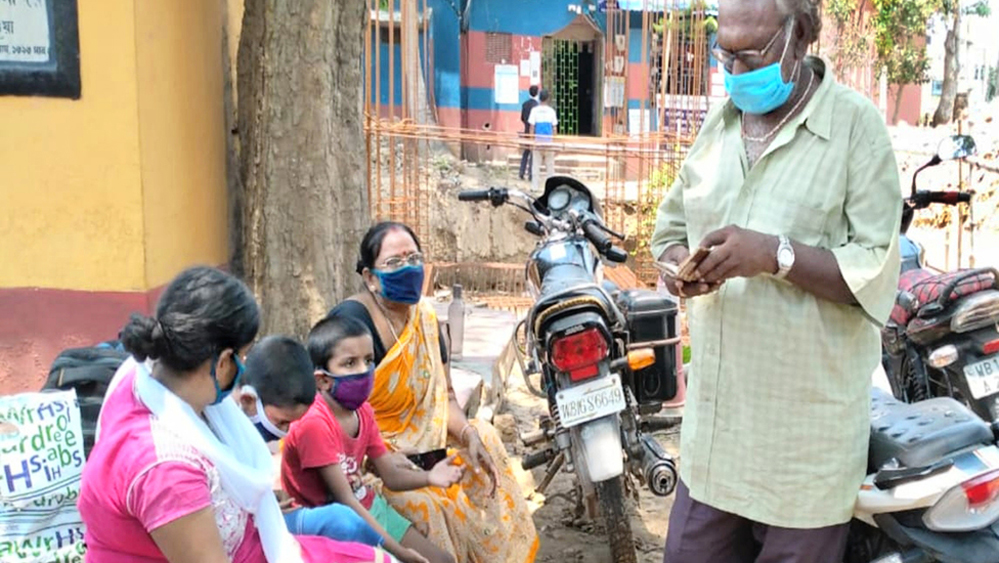 পুত্রবধূ এবং দুই নাতির সঙ্গে দম্পতি। —নিজস্ব িচত্র