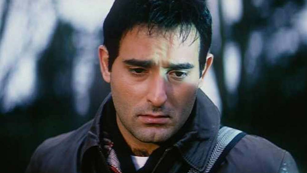 অন্য দিনে তাঁর প্রাক্তন প্রেমিকদের মধ্যে অজয় বিয়ে করেছেন কাজলকে। তাঁদের ভরা সংসার। ঐশ্বর্যা, আরাধ্যাকে নিয়ে অভিষেক বচ্চনও সুখে দিন কাটাচ্ছেন। কিন্তু অক্ষয়! আজও তিনি অবিবাহিত।