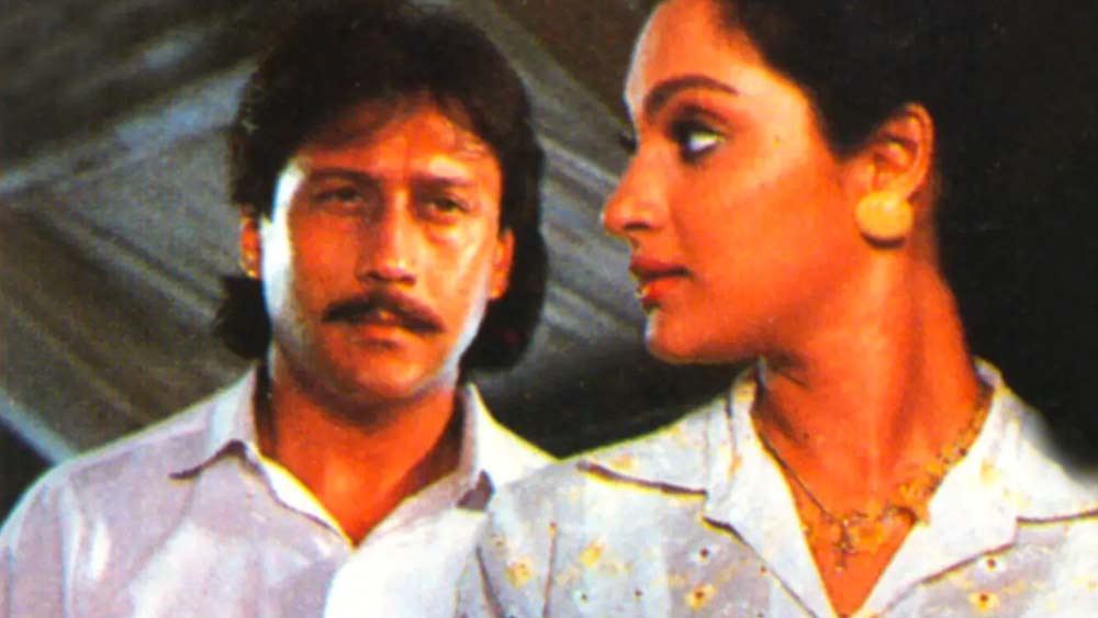 সালটা ১৯৮৮। সে সময় জ্যাকি শ্রফ ইন্ডাস্ট্রিতে নবাগত। ইন্ডাস্ট্রিতে পায়ের তলায় জমি খুঁজছেন তিনি। অল্প ফ্যান ফলোয়িংও তৈরি করেছেন। কিন্তু জায়গা পাকা করতে তাঁর দরকার ছিল একটি মজবুত চিত্রনাট্যের ছবি। ঠিক সেই সময়েই তাঁর কাছে ‘ফলক’ বলে একটি ছবির অফার আসে।