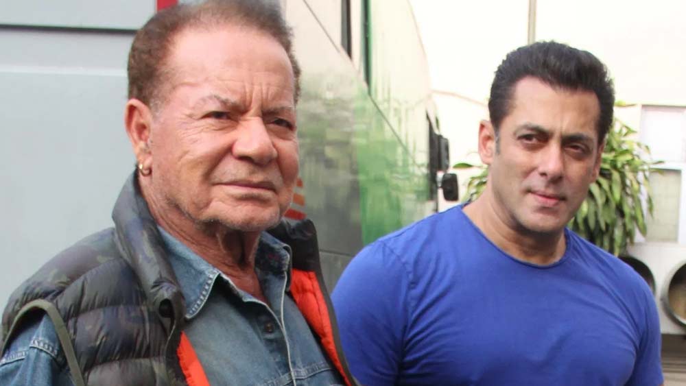 ছবির চিত্রনাট্য লেখার দায়িত্ব বর্তেছিল সেলিম খানের কাঁধে। সেলিম খান সম্পর্কে সলমন খানের বাবা। সেই ছবিতে সলমনও কাজ করছিলেন সহকারী পরিচালকের ভূমিকায়।