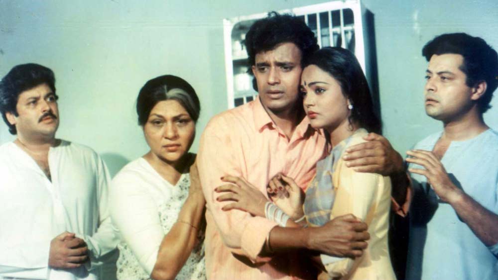 খবর আসে ওই একই দিনে আরও একটি ছবি মুক্তি পাচ্ছে যার নাম ‘পেয়ার কা মন্দির’। আর ওই ছবিতে মুখ্য ভূমিকায় রয়েছেন মিঠুন চক্রবর্তী স্বয়ং।