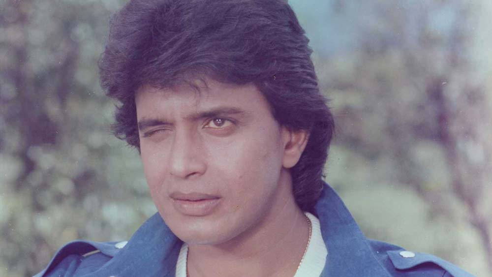 তিনি অবশ্য এ নিয়ে কিছুই বলেননি। তবে নিন্দুকেরা মুচকি হেসেছিল আড়ালে। কেন তিনি ‘মিঠুন চক্রবর্তী’ সে দিন ভালই উপলব্ধি করতে পেরেছিলেন টিম ‘ফলক’।