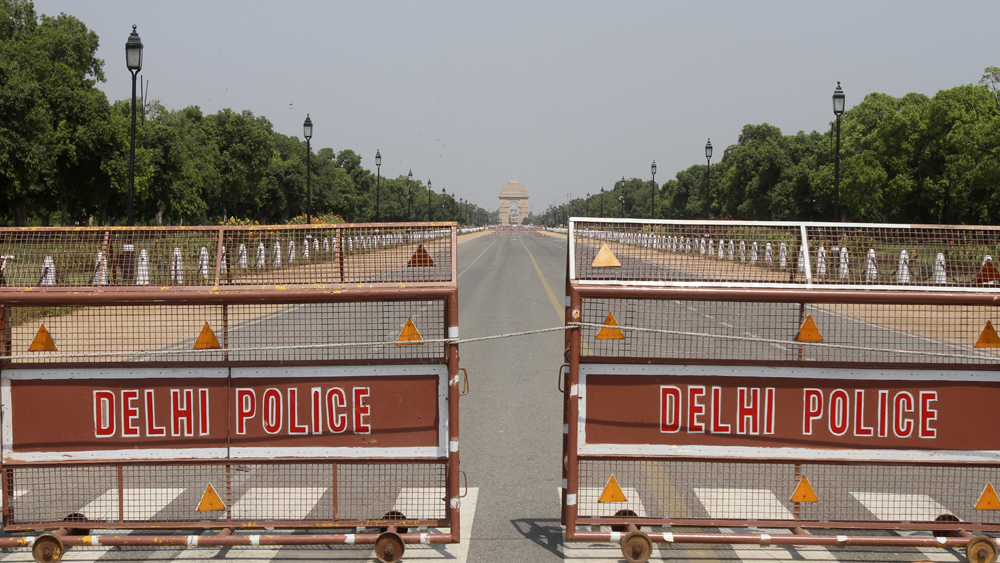 তার পরও যে লকডাউন উঠছে না তা স্পষ্ট করে দিয়েছেন প্রধানমন্ত্রী নরেন্দ্র মোদী। নানা ক্ষেত্রে ছাড় দেওয়া হয়েছিল আগেই। চতুর্থ দফার লকডাউনেও সেই ছাড়ের তালিকা আরও বাড়বে বলেই ইঙ্গিত। লকডাউন শুরু হওয়ার আগে কোন দেশে করোনা সংক্রমণ কোথায় দাঁড়িয়েছিল, বর্তমানে তা কোথায় রয়েছে, দেখে নেওয়া যাক এক নজরে।