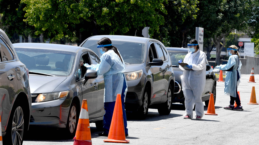 ১৬ মার্চ লকডাউন শুরু হয় আমেরিকার বিভিন্ন রাজ্যে। কিন্তু লকডাউন তোলার জন্য শুরু হয় বিক্ষোভও।