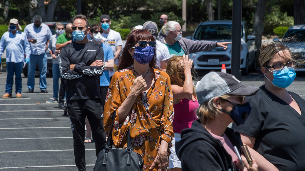 বিভিন্ন রাজ্যে লকডাউন শিথিল হলেও সংক্রমণ বাড়ছে আমেরিকায়। সেইসঙ্গে বাড়ছে মৃত্যুও। আমেরিকায় এখন করোনায় আক্রান্ত ১৩ লক্ষের বেশি। মৃতের সংখ্যা ৮০ হাজার ছাড়িয়ে গিয়েছে। আশঙ্কা করা হচ্ছে এক লক্ষেরও বেশি মানুষের মৃত্যু হবে আমেরিকায়। তবে লকডাউন তুলে নিতে মরিয়া ট্রাম্প। সে সিদ্ধান্ত যে হিতে বিপরীত হচ্ছে, আক্রান্তের সংখ্যার বৃদ্ধি থেকেই তা বোঝা যায়।