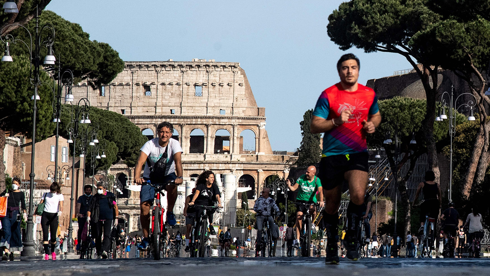 সংক্রমণের হার দেখে ৯ মার্চ লকডাউন ঘোষণা করে ইটালির সরকার। পরে সংক্রমণে কিছুটা লাগাম পরায়, ৪ মে থেকে লকডাউন শিথিলের ঘোষণা করা হয়।