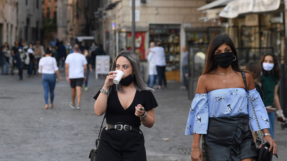 করোনার হানায় এখনও পর্যন্ত ইটালিতে ৩০ হাজার মানুষের মৃত্যু হয়েছে। ইউরোপের এই দেশেও কিন্তু লকডাউন তোলার পর সংক্রমণ বেড়েছে।