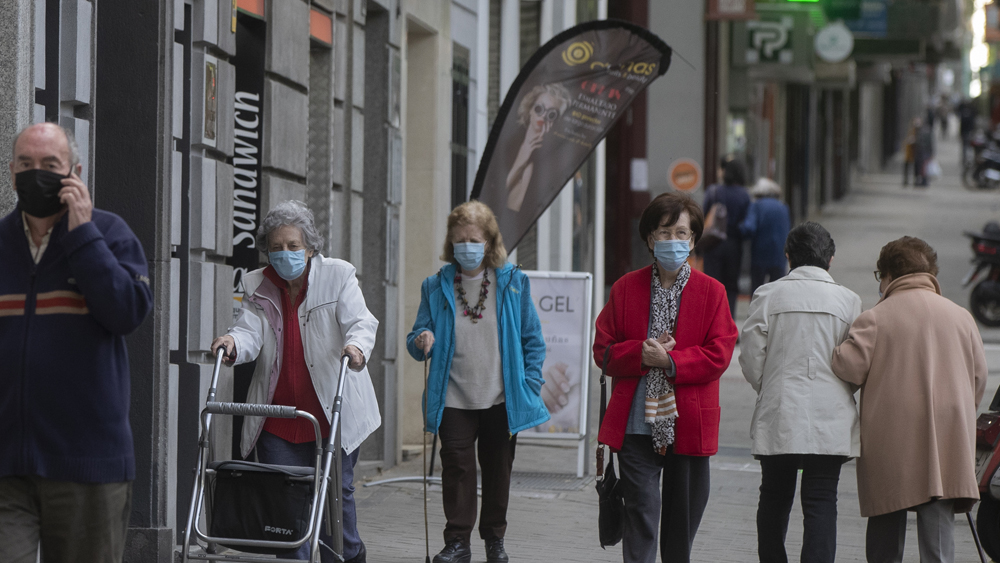 ২৮ এপ্রিল থেকে দেশে ধাপে ধাপে লকডাউন শিথিলের ঘোষণা করেন সে দেশের প্রধানমন্ত্রী। লকডাউন তোলার পরেও কিন্তু স্পেনে সে ভাবে বাড়েনি আক্রান্তের সংখ্যা।