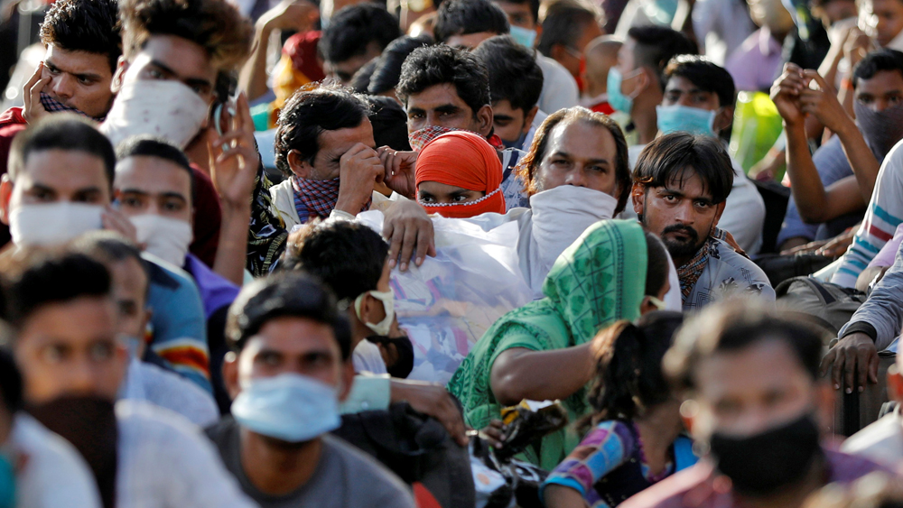 যদিও এর মধ্যেই দেশের গ্রিন জোন হিসাবে চিহ্নিত করা এলাকাগুলিকে অর্থনৈতিক কর্মকাণ্ডে কিছুটা ছাড় দেওয়া হয়েছে। লকডাউন যে তৃতীয় দফা পেরিয়ে চতুর্থ দফাতেও গড়াবে তা ইতিমধ্যেই জানিয়ে দিয়েছেন প্রধানমন্ত্রী।