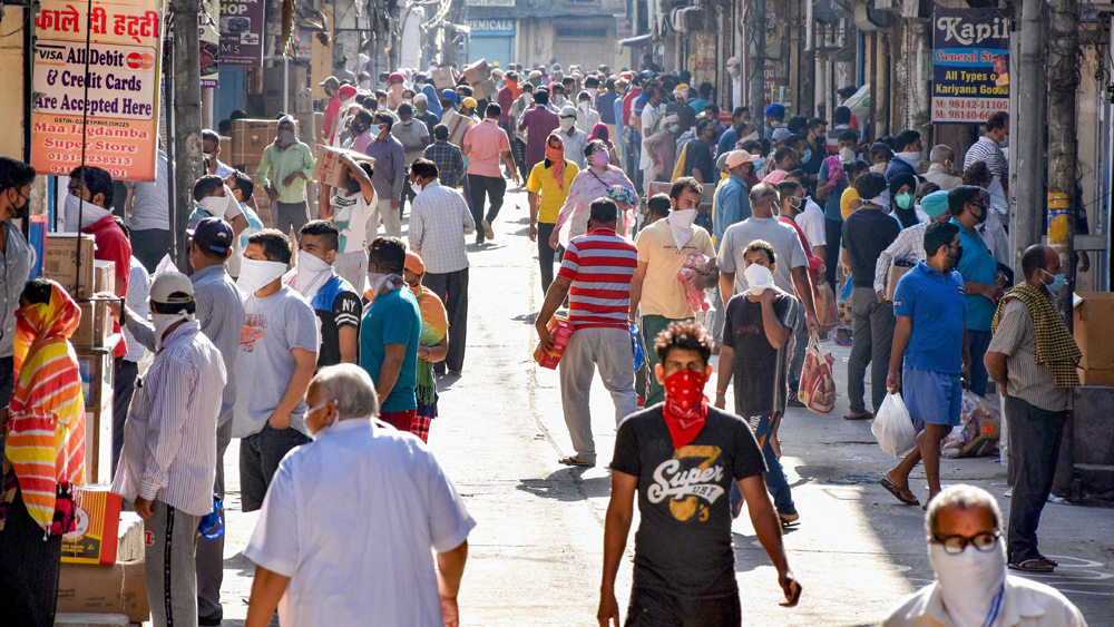দেশে করোনা আক্রান্তের সংখ্যা চিনের ঠিক পরেই। ৭৮ হাজার মানুষ এখনও পর্যন্ত করোনায় আক্রান্ত। মৃত্যু হয়েছে প্রায় আড়াই হাজার মানুষের। লকডাউন শিথিল করলে আক্রান্তের সংখ্যায় তার কতটা প্রভাব পড়ে সেটাই দেখার।