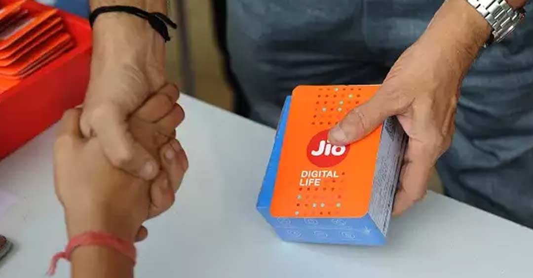 এই প্ল্যান আনলেও জিয়োর দীর্ঘমেয়াদি রিচার্জ প্ল্যান অপরিবর্তিত রয়েছে। ৩৩৬ দিনের সেই প্ল্যানের খরচ দু’হাজার ১২১টাকা। সেই প্ল্যানে রোজ পাওয়া যায় দেড় জিবি ডেটা।