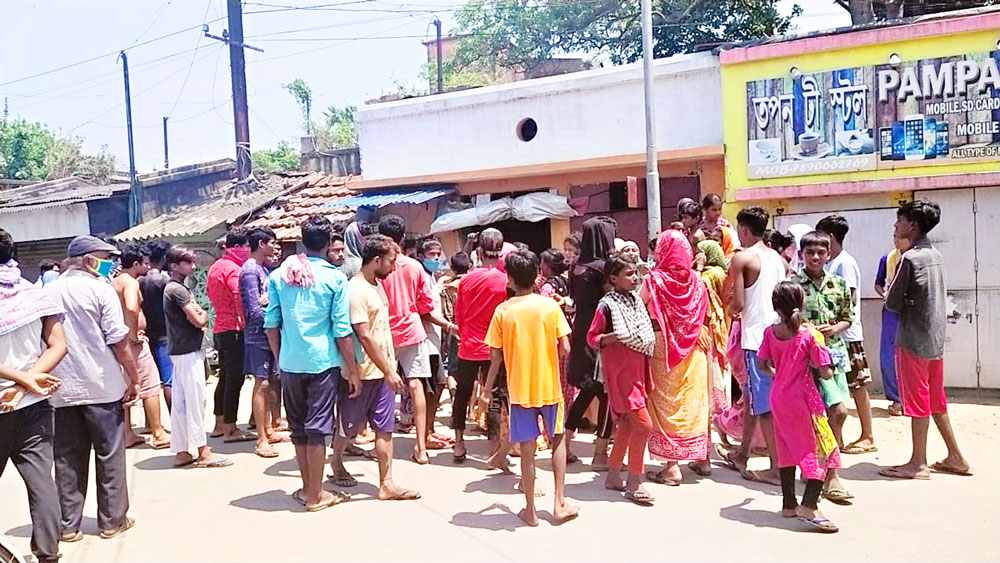 উত্তেজিত জনতার ভিড় ঘটনাস্থলে। ছবি: তাপস ঘোষ