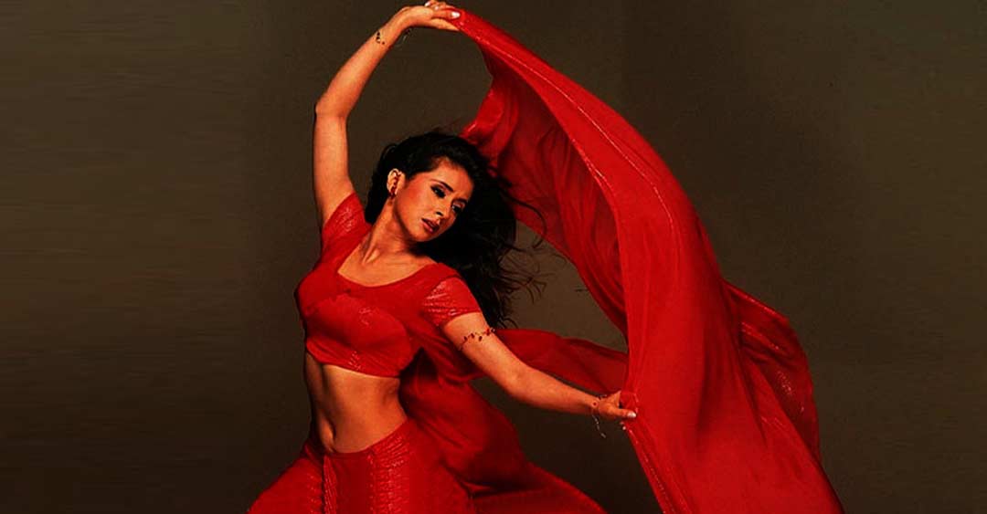 আর সে জন্যই ১৯৯৫ সালের ৮ সেপ্টেম্বর ‘রঙ্গিলা’ মুক্তি পেতেই চারিদিকে হইহই পড়ে যায়। দর্শকের নতুন ক্রাশের নাম রাতারাতি হয়ে যায় ‘মিলি’ ওরফে ঊর্মিলা। ওই ছবির ফ্যাশন ডিজাইনার মণীশ মলহোত্রকেও রাম কড়া নির্দেশ দিয়েছিলেন, ছবিতে যেন ঊর্মিলাকে হুবহু শ্রীদেবীর মতো দেখতে লাগে। পরিচালকের কথা মেনে সে রকম জামাকাপড়ই বানিয়েছিলেন মণীশ।