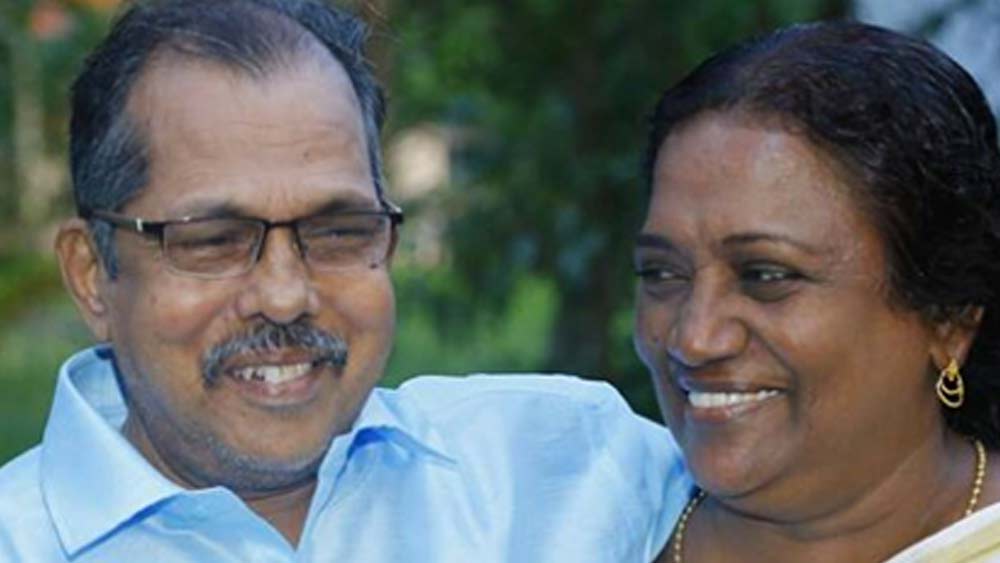 সময়টা ২০১৬। অনিতার দুই মেয়ে তখন বেশ বড় হয়ে গিয়েছে। তাঁরা তখন সাবালিকা। শিক্ষকতার জীবন থেকে অবসর নিয়ে বিক্রমণও ফিরে এসেছেন ওয়াচিরাতে। সে বছরই এক দিন বিক্রমণের সঙ্গে দেখা হয় অনিতার।