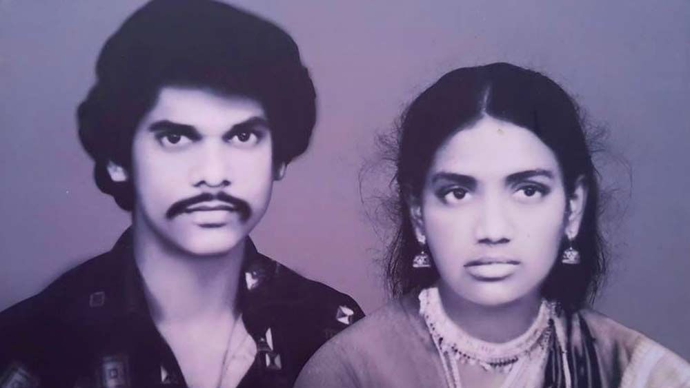 জীবনের প্রথম প্রেমিকের সঙ্গে দেখা হতেই পরিণতি না পাওয়া প্রেমের বেদনায় মন যেন আরও ভারাক্রান্ত হয় অনিতার। কিন্তু মুখ ফুটে সে কথা তিনি মেয়েদের বলতেও পারেছিলেন না। এক দিন সেই জড়তা কাটিয়ে নিজের প্রেম হারানোর গল্প মেয়েদের বলেন তিনি। অথিরা এক সংবাদমাধ্যমকে জানিয়েছেন, ‘‘নিজের জীবনের গল্প বলার সময় মায়ের গলা বুজে আসছিল। প্রেমভঙ্গের ব্যথা মায়ের চোখে মুখে ফুটে উঠছিল।’’