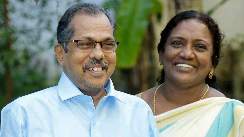 তার পর থেকেই মাকে তাঁর পুরনো প্রেমিকের সঙ্গে মিলিয়ে দেওয়ার কথা ভাবতে থাকেন অথিরা ও অ্যাশলি। দুই বোন মিলে ঠিক করেন ফেলেন বিক্রমণের সঙ্গে বিয়ে দেবেন মায়ের। কিন্তু কী ভাবে?