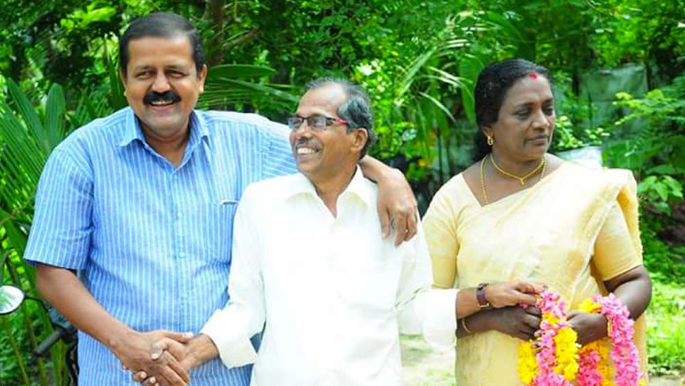 কিন্তু অনিতার দুই মেয়ে হাল ছাড়েননি। বার বার দেখা করেন বিক্রমণের সঙ্গে। বিক্রমণকে বোঝাতে থাকেন। তার পর বিয়ের জন্য রাজি করান তাঁকে। পাশাপাশি মাকেও বিয়ে করার জন্য মানসিক ভাবে প্রস্তুত করেন দুই বোন।