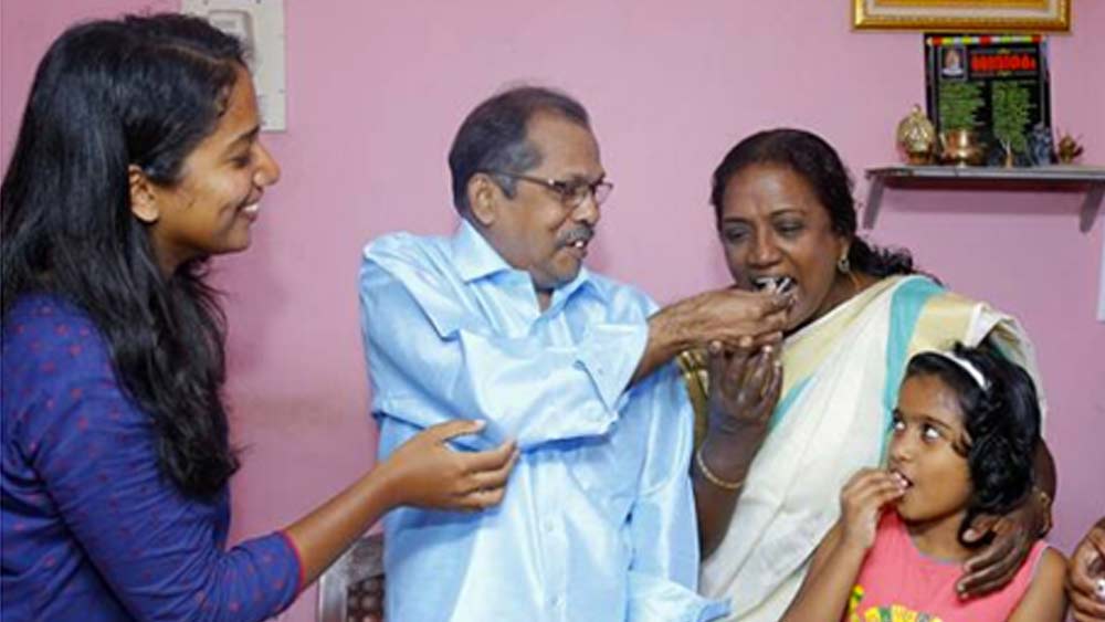 তবে এই বিয়ে দিতে গিয়ে অনেক বাধার সম্মুখীন হতে হয়েছিল অথিরা ও অ্যাশলিকে। তাঁদের অনেক নিকট আত্মীয়ই প্রথমে আপত্তি জানিয়েছিল এই বিয়েতে। কিন্তু সারা জীবন কষ্ট পাওয়া মায়ের মুখে হাসি ফোটাতে বদ্ধপরিকর মেয়েদের ইচ্ছার কাছে টিকতে পারেনি সেই বাধা।