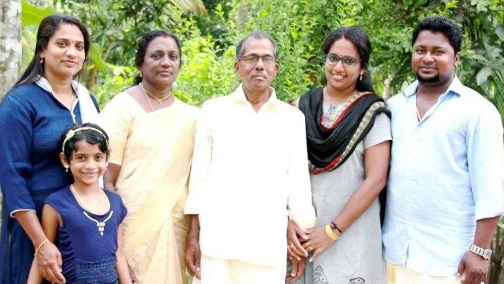 এ ব্যাপারে অথিরা জানিয়ছেন, “আমার বয়স যখন আট, তখন বাবা আত্মঘাতী হন। মায়ের স্নেহের ছায়া সেই দুঃসময়ে আমাদের আগলে রেখেছিল। আমাদের পড়াশোনা করাতে সারা জীবন প্রচুর পরিশ্রম করেছে মা। আমাদের স্বপ্নপূরণের জন্য নিজের সুখ বিসর্জন দিয়েছে। তাই মায়ের জীবনে একটু আনন্দ দিতে না পারলে আমাদের প্রতি তাঁর ভালবাসা মর্যাদা পাবে না।”