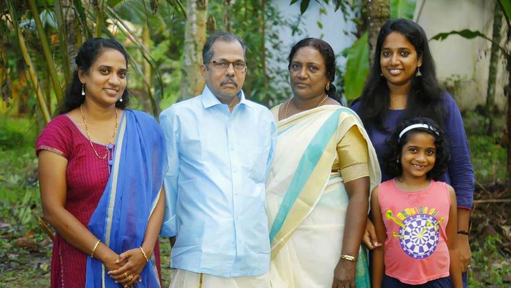 বিক্রমণকে বিয়ের পর দুই মেয়ের সঙ্গে আনন্দেই কেটেছে অনিতার জীবন। চার বছর আনন্দে কাটার পর গত মাসে হার্ট অ্যাটাকে মারা যান বিক্রমণ। সে সময় তাঁর বয়স হয়েছিল ৭২ বছর।