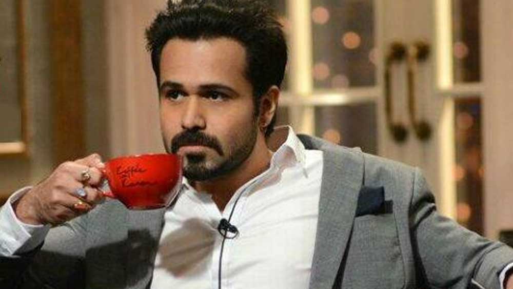 কর্ণ জোহরের সেই শো-তে কিনা হয়, তা তো সকলেরই জানা। কর্ণও একের পর এক প্রশ্নবানে জর্জরিত করতে থাকলেন ইমরানকে। আর ইমরানও বেশ সাহসের সঙ্গে উত্তর দিয়ে যাচ্ছিলেন একের পর এক।