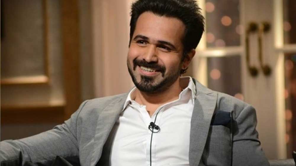 এক মুহূর্ত অপেক্ষা না করে ইমরান বলেন, ‘ঐশ্বর্যা রাই বচ্চন’, কর্ণ হতভম্ব। মহেশের মুখ ভার। মিস ওয়ার্ল্ড, বচ্চন বহুকে কী ভাবে এমন একটা কথা বলতে পারেন ইমরান।