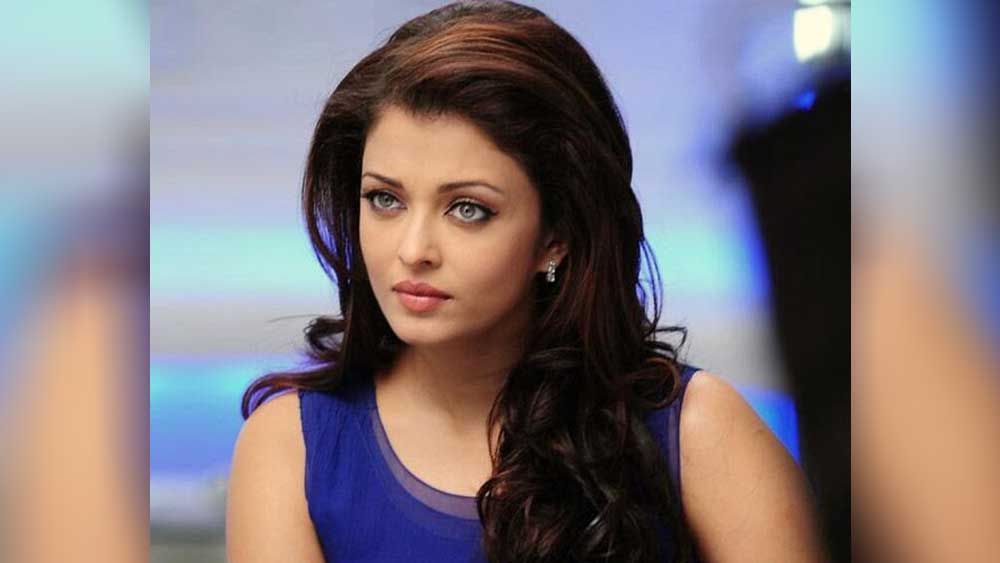 গ্ল্যামার জগতে প্লাস্টিক কথাটির মানে যে ব্যক্তির সৌন্দর্য নিজস্ব নয়। ‘ফেক’ বা বাইরে থেকে আরোপিত। কৃত্তিমতার সাহায্য নিয়ে সে সুন্দর।