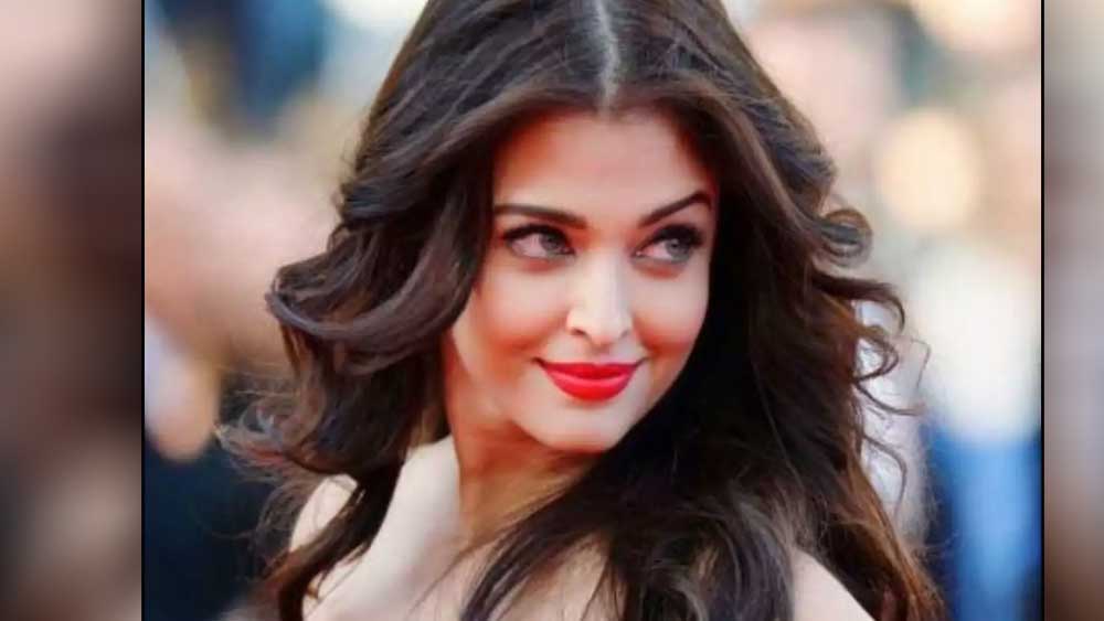 ঐশ্বর্যার মতো বিশ্বসুন্দরীর সম্পর্কে এই মন্তব্যে সে সময় তোলপাড় হয়ে ওঠে মিডিয়া, সোশ্যাল মিডিয়া। অ্যাশ ভক্তরা ক্ষোভে ফেটে পড়েন।