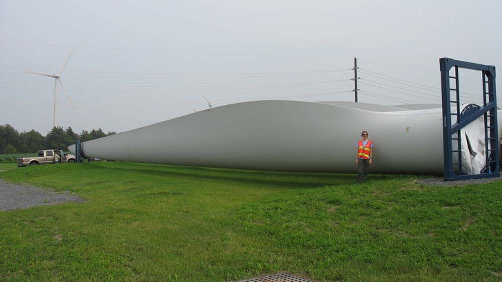 বায়ুশক্তি উৎপাদনের জন্য টারবাইন ব্লেড। একটি এই ব্লেডের পাশে মানুষকে মনে হচ্ছে পিঁপড়ে।