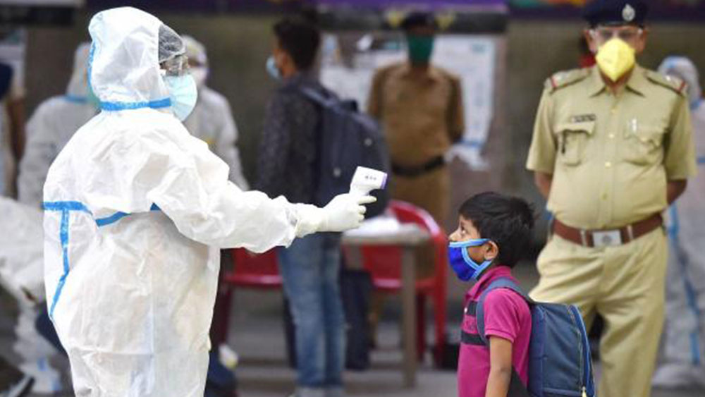 রেড এবং অরেঞ্জ জোনের মধ্যে কনটেনমেন্ট জোন এবং বাফার জোন নির্দিষ্ট করবে স্থানীয় প্রশাসন।