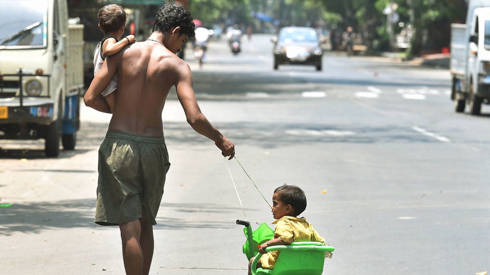 কনটেনমেন্ট জোনের মধ্যে অত্যাবশ্যকীয় পণ্য পরিষেবা ছাড়া বাকি সমস্ত নিষিদ্ধ। চিকিৎসা সংক্রান্ত প্রয়োজনীয়তা ছাড়া মানুষের যাতায়াতও নিষিদ্ধ।