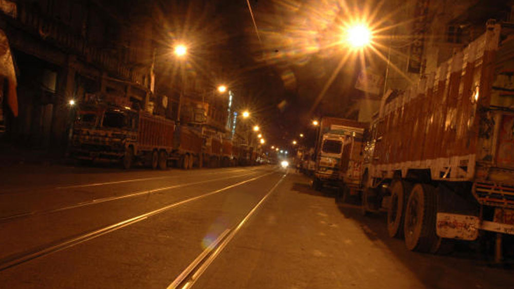 সন্ধ্যা ৭ টা থেকে সকাল ৭ টা পর্যন্ত মানুষের রাস্তায় চলাচল সম্পূর্ণ নিষিদ্ধ। রাতের কারফিউ কঠোর ভাবে বলবৎ করতে নির্দেশ দেওয়া হয়েছে।