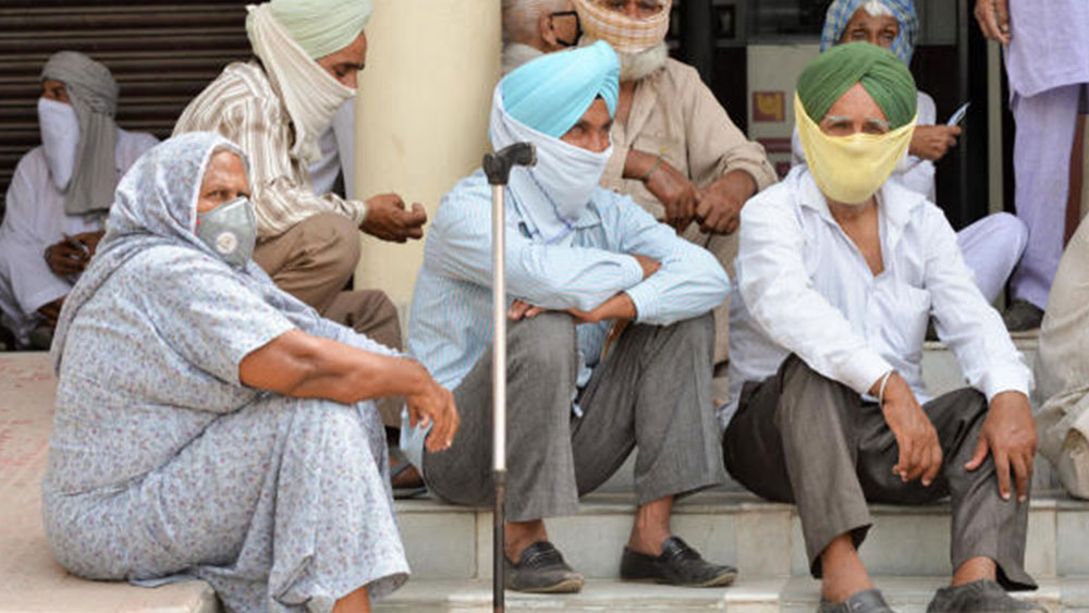 ৬৫ বছরের বেশি বয়সী, জটিল রোগে আক্রান্ত ব্যক্তি, অন্তঃসত্বা মহিলা এবং ১০ বছরের কম বয়সীদের বাড়িতে থাকতেই পরামর্শ দেওয়া হয়েছে।