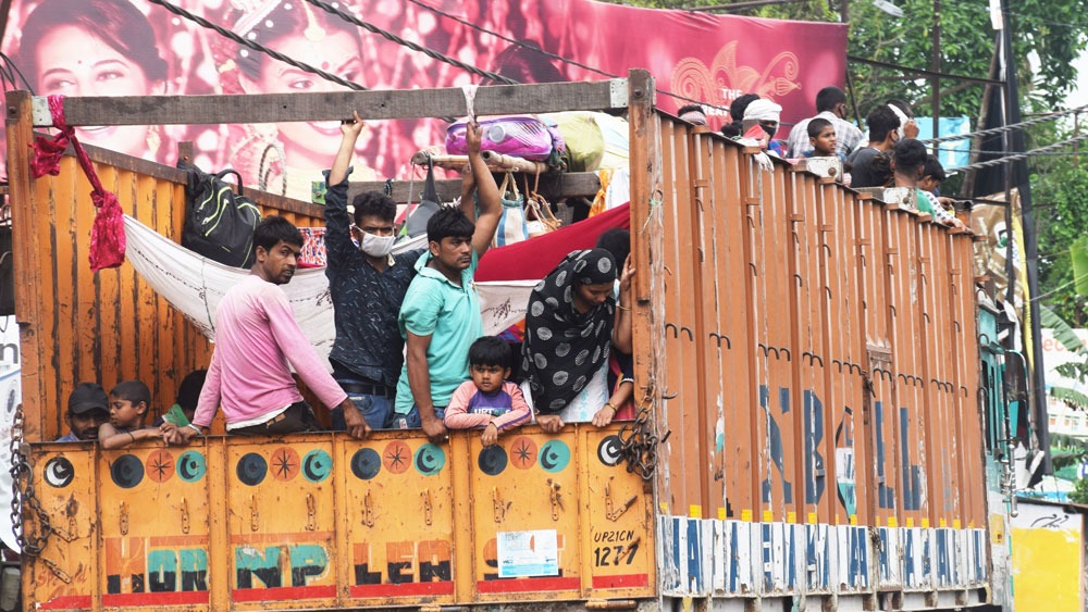 জান কবুল: রাজস্থান থেকে ট্রাকে করে ফেরার পথে দুর্ঘটনায় প্রাণ হারান হেমতাবাদের পরিযায়ী শ্রমিক। কিন্তু তার পরেও জীবন বাজি রেখে চলছেই ট্রাকে করে ফেরা। রায়গঞ্জের শিলিগুড়ি মোড়ে। ছবি: চিরঞ্জীব দাস