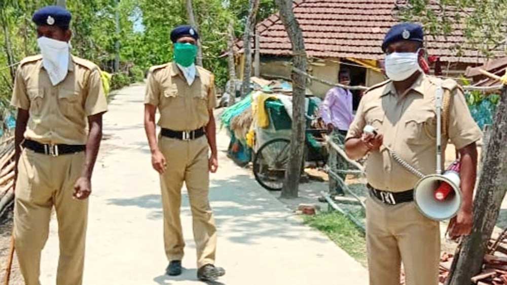 সতর্কতা: গ্রামে গ্রামে প্রচার করছে পুলিশ। —নিজস্ব চিত্র