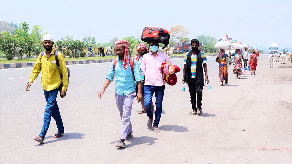 পদব্রজে গন্তব্যের পথে পরিযায়ী শ্রমিকেরা। আসানসোলে শনিবার। ছবি: পাপন চৌধুরী