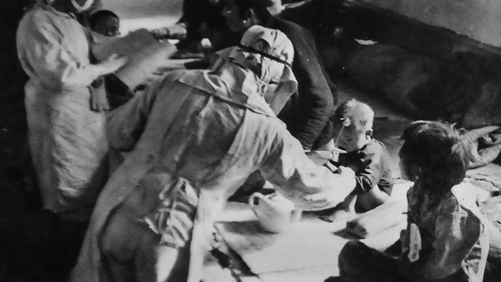 তবে সময়ের সঙ্গে সঙ্গে জৈব-রাসায়নিক অস্ত্রের ধরনও পাল্টেছে। শক্তিধর দেশগুলো নিজেদের মতো করে এই অস্ত্র তৈরি করেছে। বোটুলিনাম টক্সিন, টুলারেমিয়া— এমন অনেক জৈব-রাসায়নিক অস্ত্র তৈরি হয়েছে। যদিও এগুলোকে বায়োকেমিক্যাল অস্ত্র হিসেবে ব্যবহারের অভিযোগ অস্বীকার করেছে সংশ্লিষ্ট দেশগুলি।