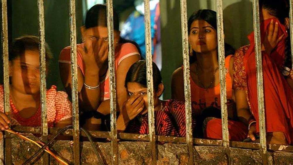 ৪৫৬ জনের মধ্যে ১২৮ জন ছিলেন নেপালের বাসিন্দা। যেহেতু এঁদেরকে অবৈধ ভাবে জোর করে এই ব্যবসায় নিয়ে আসা হয়েছিল তাই কারও কাছেই বয়সের প্রমাণ, পাসপোর্ট কিছুই ছিল না।